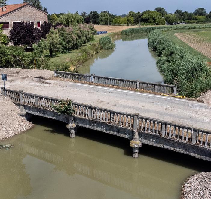 Ponte chiuso e disagi I residenti protestano 