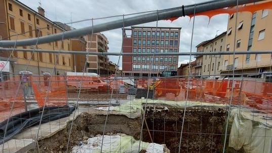 Ritardo sui lavori in piazza: «La ditta dovrà pagare penale»