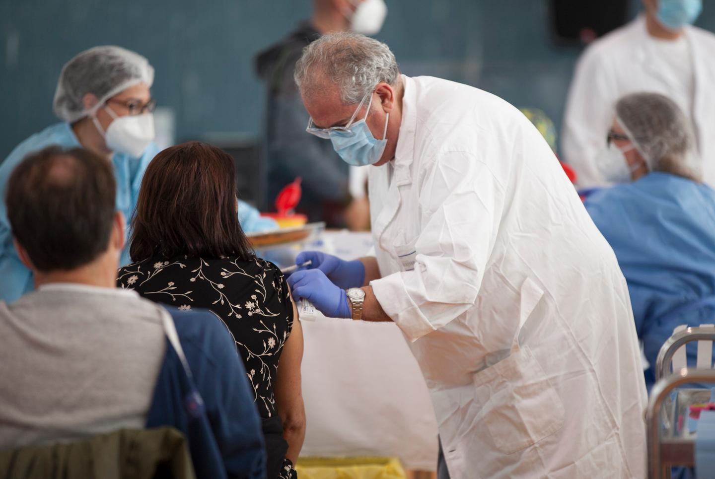 La terza dose sarà estesa, fasce da individuare
