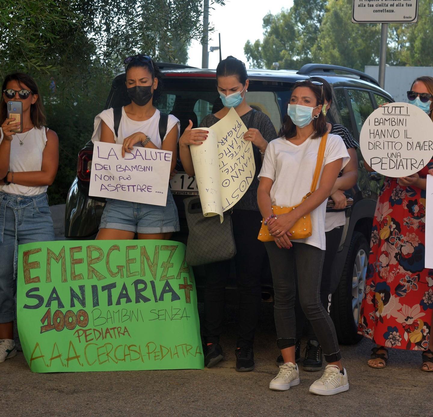 La protesta delle mamme per la mancanza del pediatra