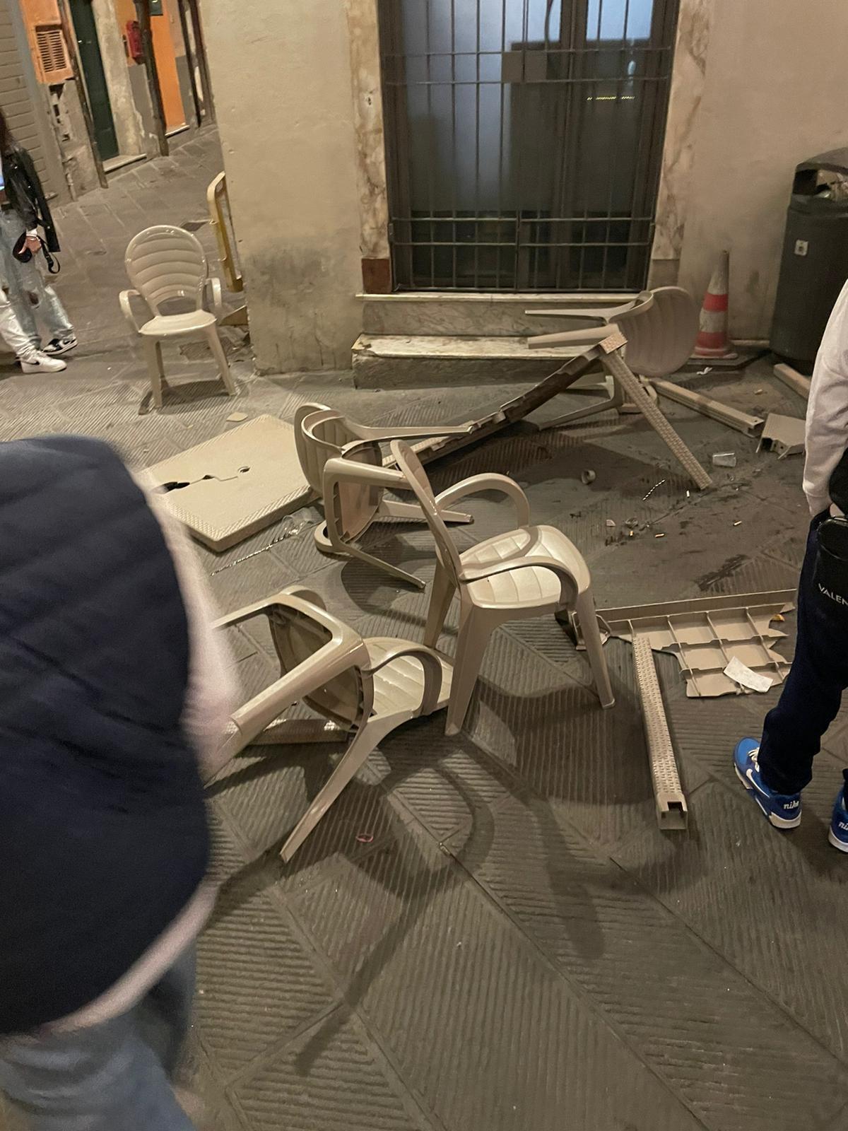 Sedie e tavoli del “Pozzo dei Miracoli” distrutti con la protesi