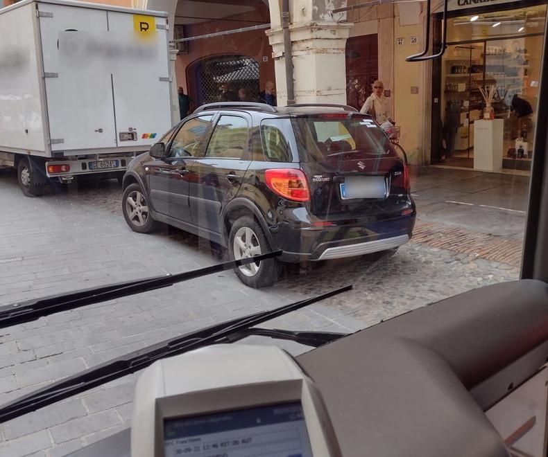 Modena. Autisti di bus accusano: «Che odissea girare in corso Canalchiaro» 