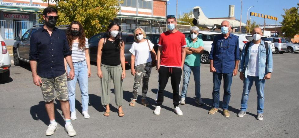 Alcuni dei genitori dei bambini iscritti a nidi privati che chiedono risposte all’Amministrazione comunale per i rimborsi «da elemosina»