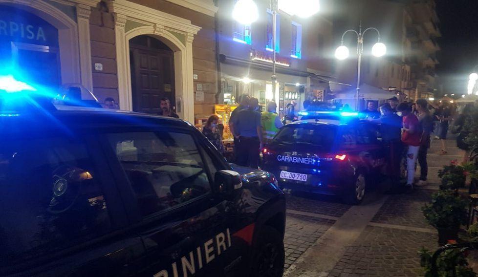 Un’auto dei carabinieri durante controlli nella centralissima via Roma