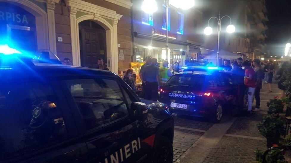 Un’auto dei carabinieri durante controlli nella centralissima via Roma