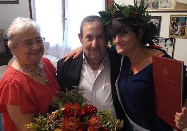 La sanminiatese Alberta Marottoli festeggia la laurea insieme ai genitori Sabato e Antonia