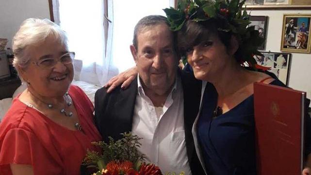 La sanminiatese Alberta Marottoli festeggia la laurea insieme ai genitori Sabato e Antonia