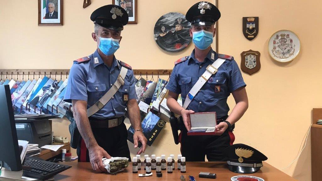 I carabinieri di Pitigliano con la droga sequestrata a casa del 60enne arrestato
