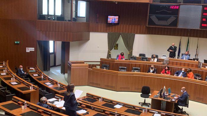L'aula del consiglio regionale semivuota durante la discussione sui femminicidi