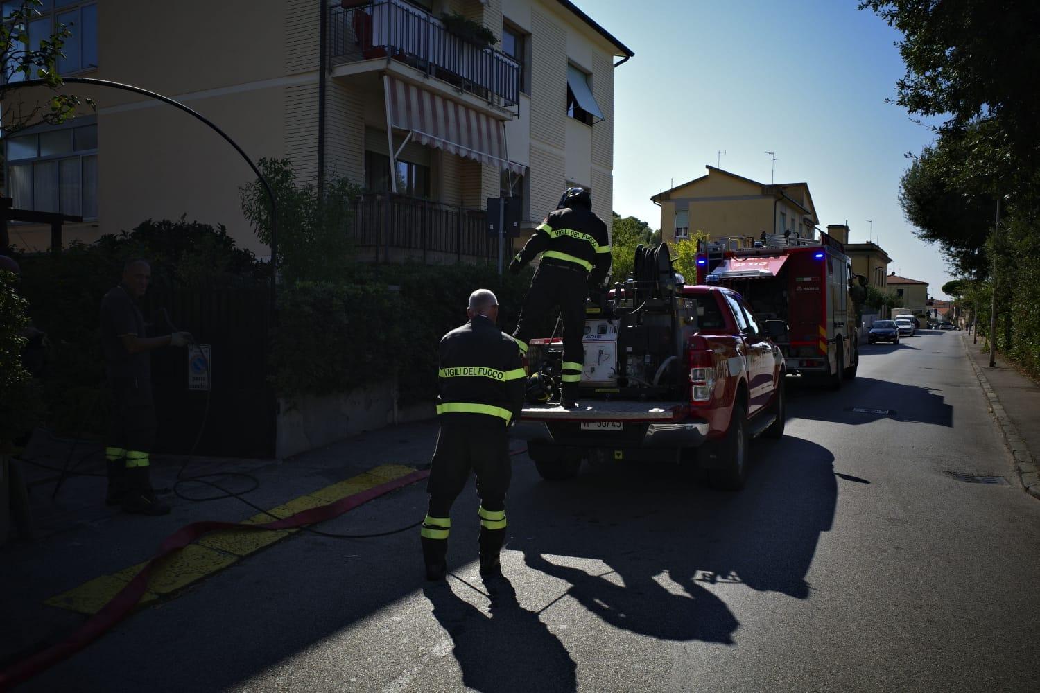 Incendio di sterpaglie ad Antignano: "Il fuoco partito durante i lavori alla ferrovia"