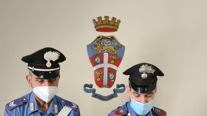 Fugge alla vista dei carabinieri: nel garage aveva due chili e mezzo di droga