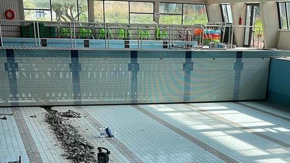 Piscina della Bastia, partiti i lavori ma c’è da accelerare per aprire a novembre