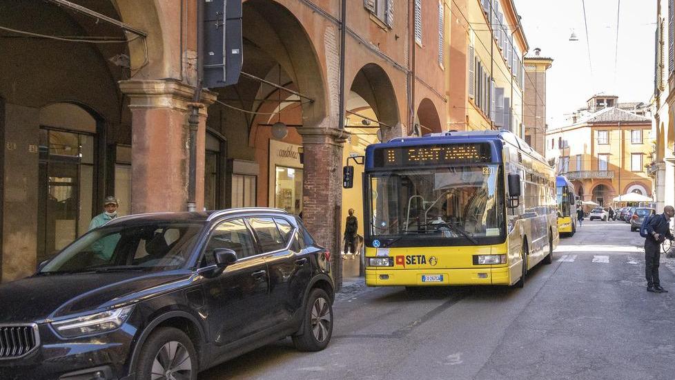 Modena. Bus “incastrati”, urla e minacce Caos Canalchiaro tra tavoli e cantieri