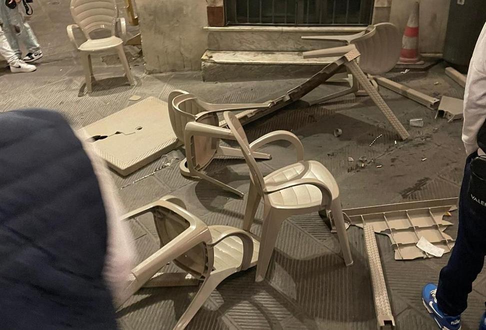 Con la protesi distrugge tavoli e sedie di un bar