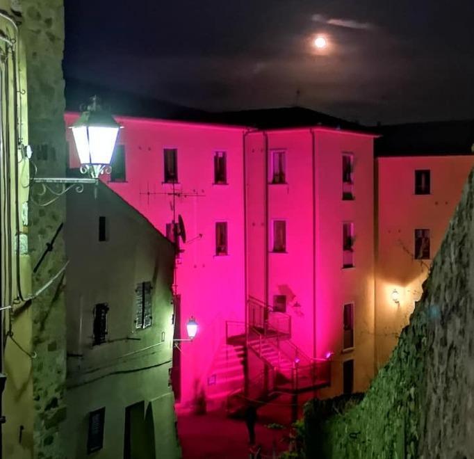 Il municipio si tinge di rosa per il nastro rosa di Airc 