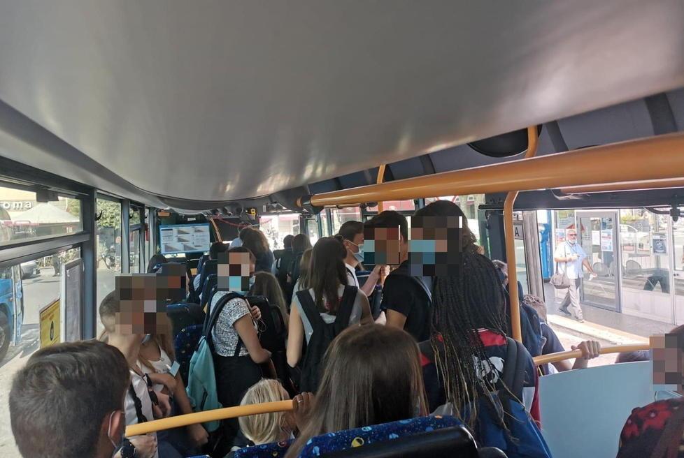 Terza settimana di scuola, ma il bus in più ancora non c’è 