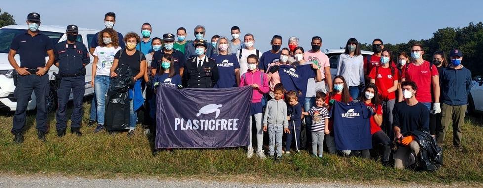 In 40 liberano dai rifiuti l’area accanto alla Riserva