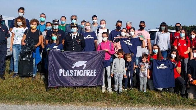 In 40 liberano dai rifiuti l’area accanto alla Riserva