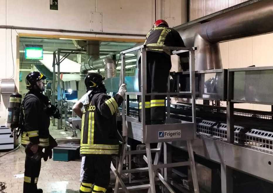 Pompieri nel biscottificio