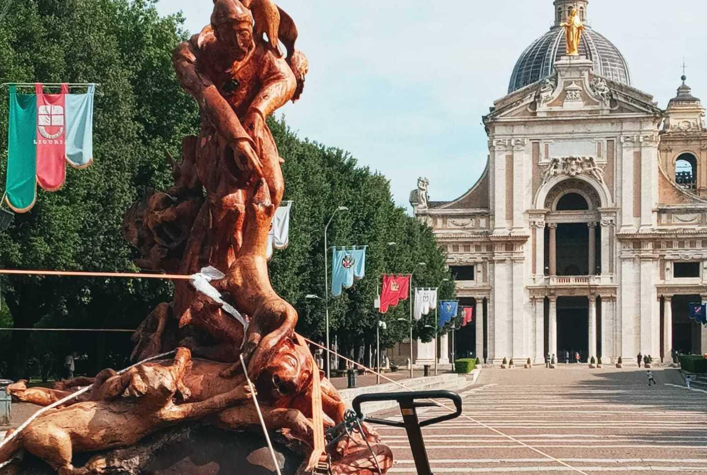 La statua di San Francesco ad Assisi 