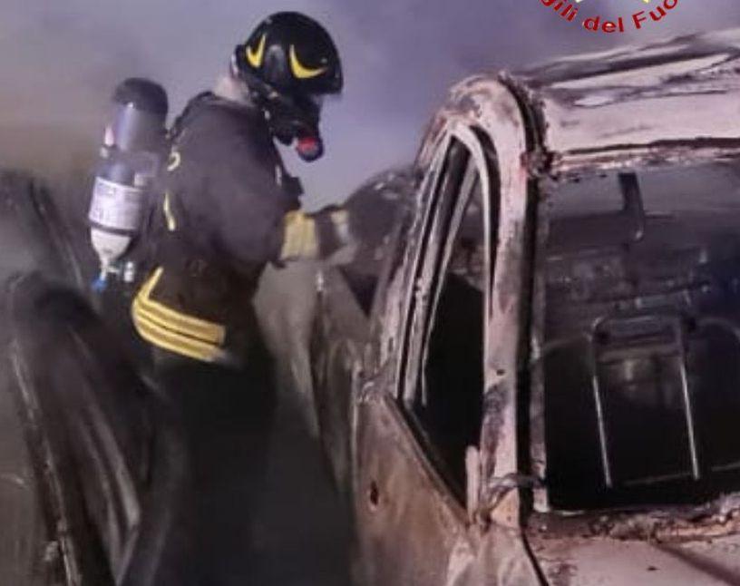 In fiamme le auto sotto sequestro 