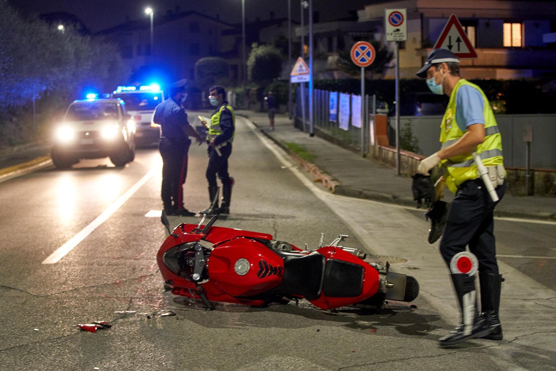 La moto a terra dopo l'incidente (foto Sestini)