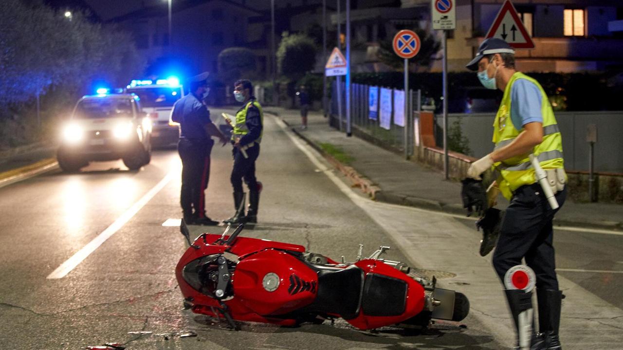 La moto a terra dopo l'incidente (foto Sestini)