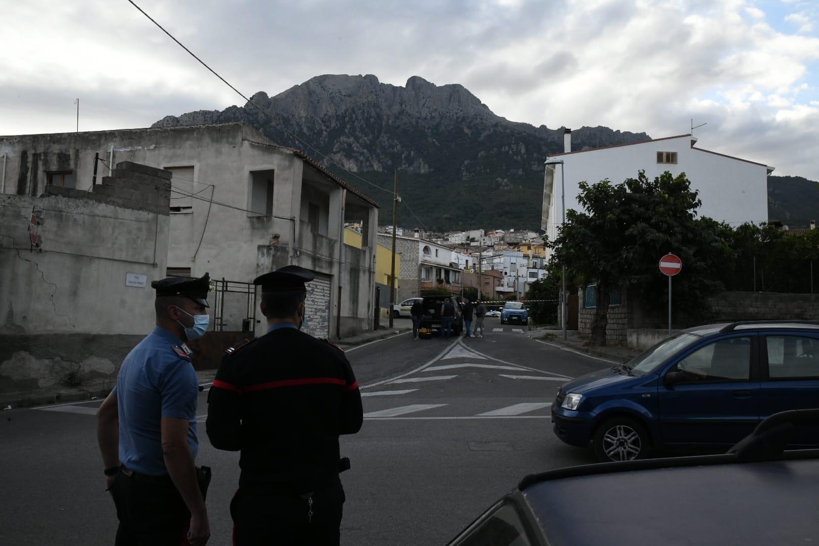 L'ufficio postale di Oliena preso di mira dai banditi (foto Massimo Locci)