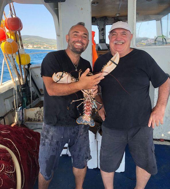 Simone Sardone, a sinistra, con il padre a bordo della barca