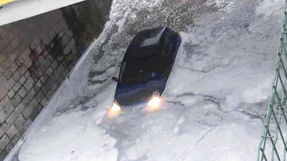 L'auto rimasta intrappolata nel sottopasso