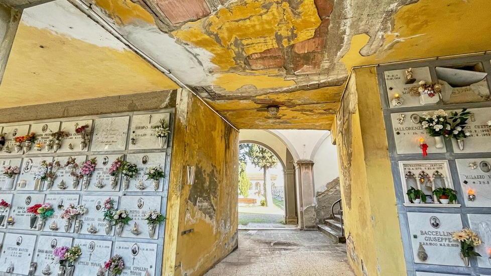 Ecco come si presenta il cimitero comunale di via Valdorme: sopra si vedono i mattoni rossi perché l’intonaco non esiste più.