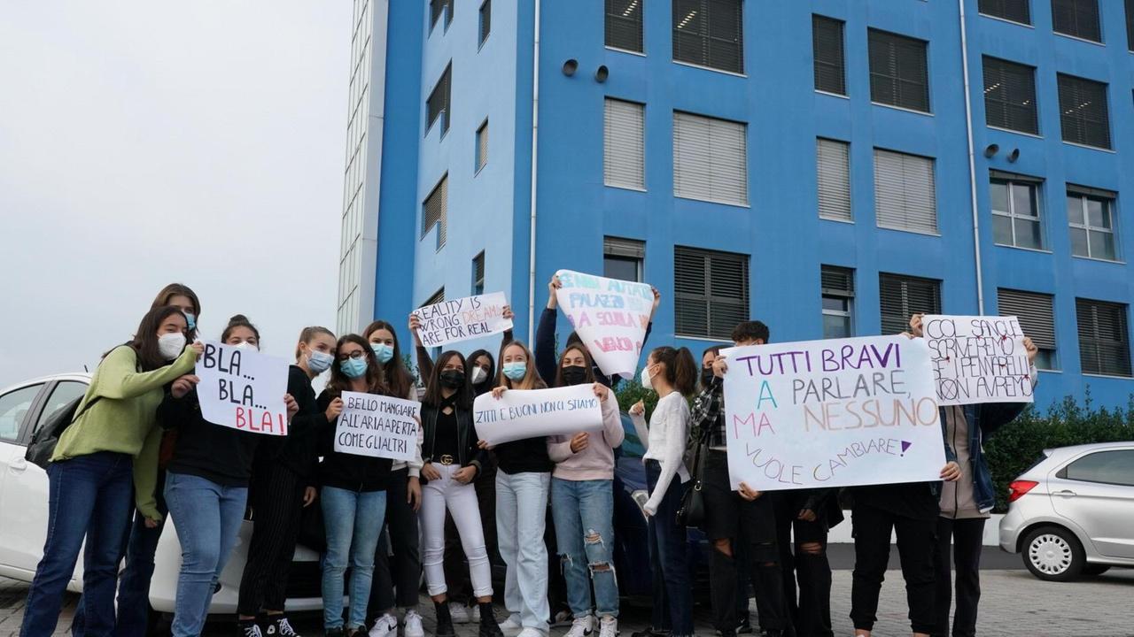 Caos bus, poca sicurezza e niente lavagne. I genitori scioperano insieme agli studenti - Foto
