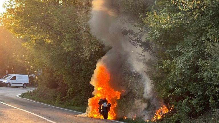 La moto in fiamme