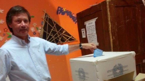 Il sindaco di Roccalbegna, Massimo Galli, al voto alle elezioni del 2016