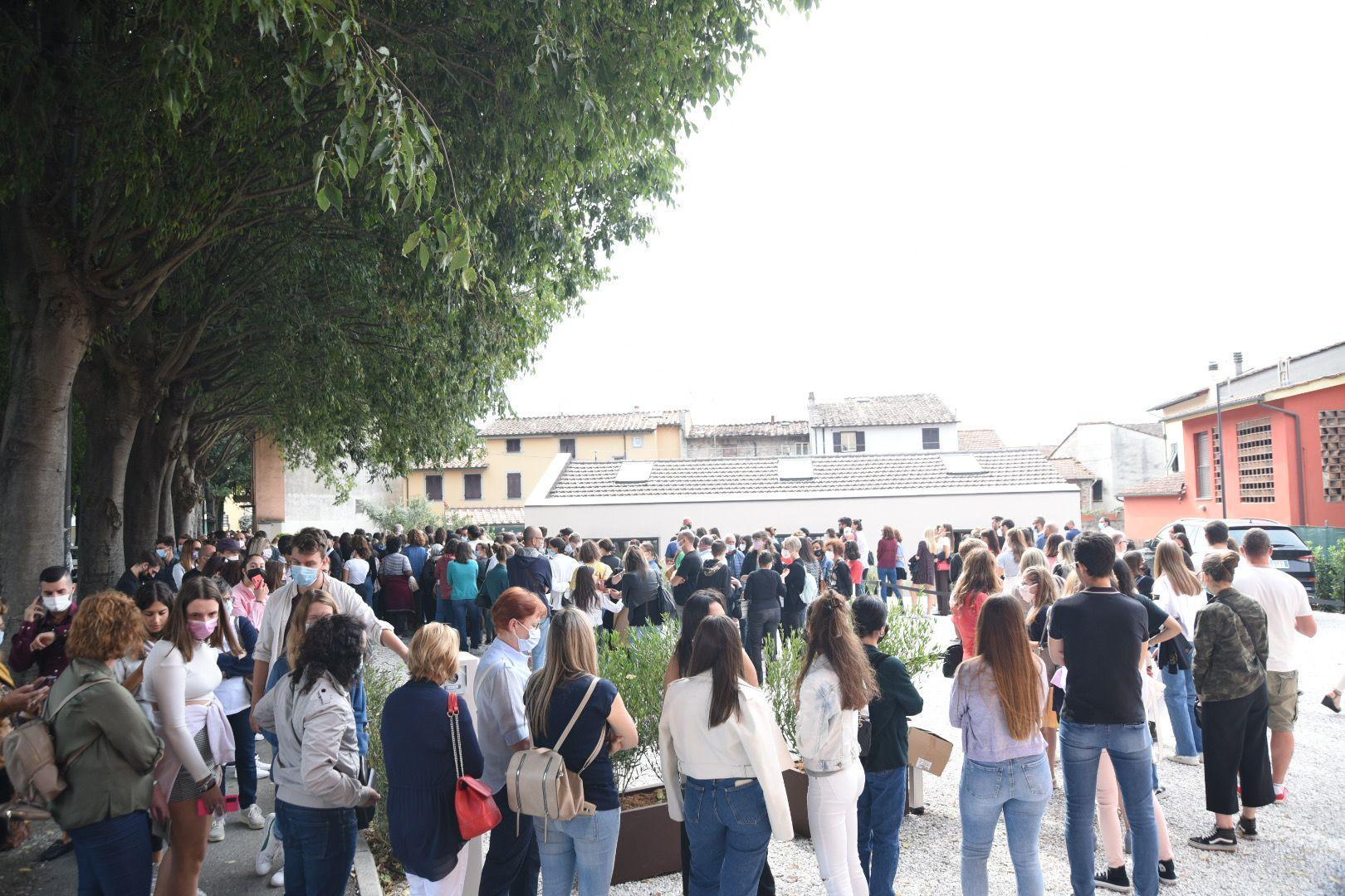 La fila di persone di fronte alla nuova pasticceria di Damiano Carrara (foto Ilaria Genovesi)