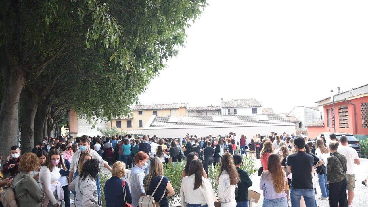La fila di persone di fronte alla nuova pasticceria di Damiano Carrara (foto Ilaria Genovesi)