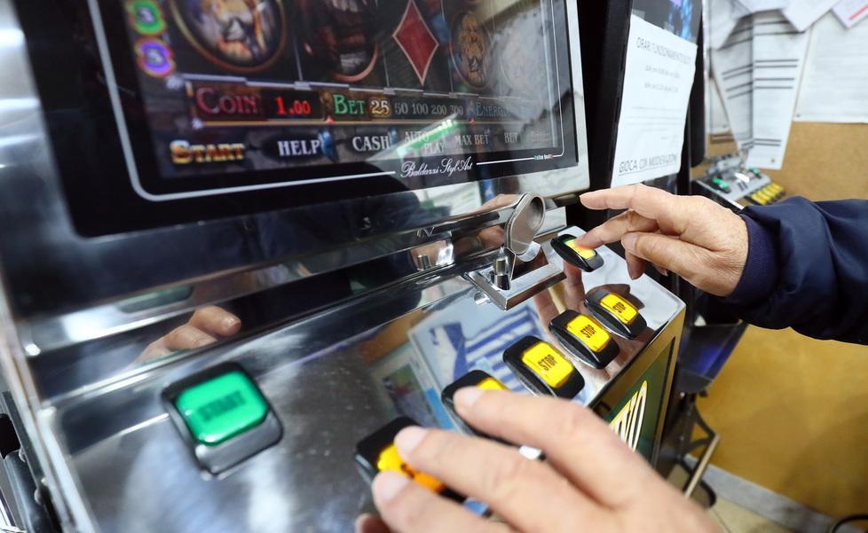 Casalgrande: botte, minacce ed estorsioni ai genitori per il vizio del gioco 