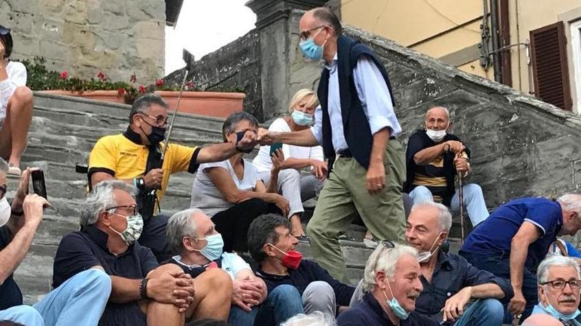 Enrico Letta durante la chiusura della campagna elettorale a Cortona