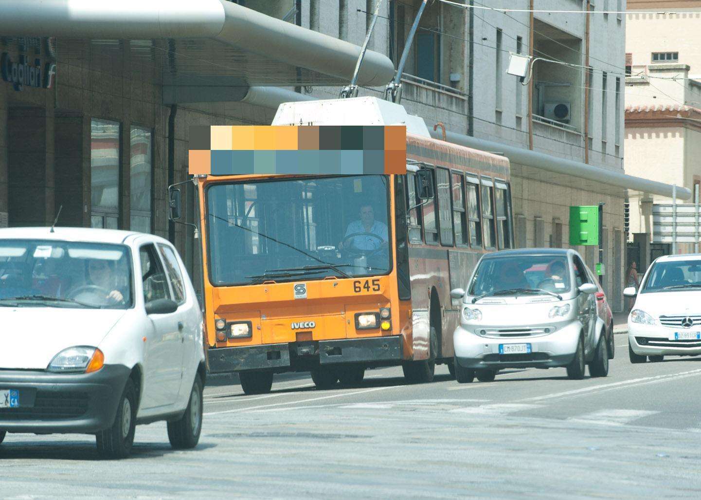 Non gli piace come un anziano lo guarda sul bus e gli tira un pugno: denunciato 20enne a Cagliari