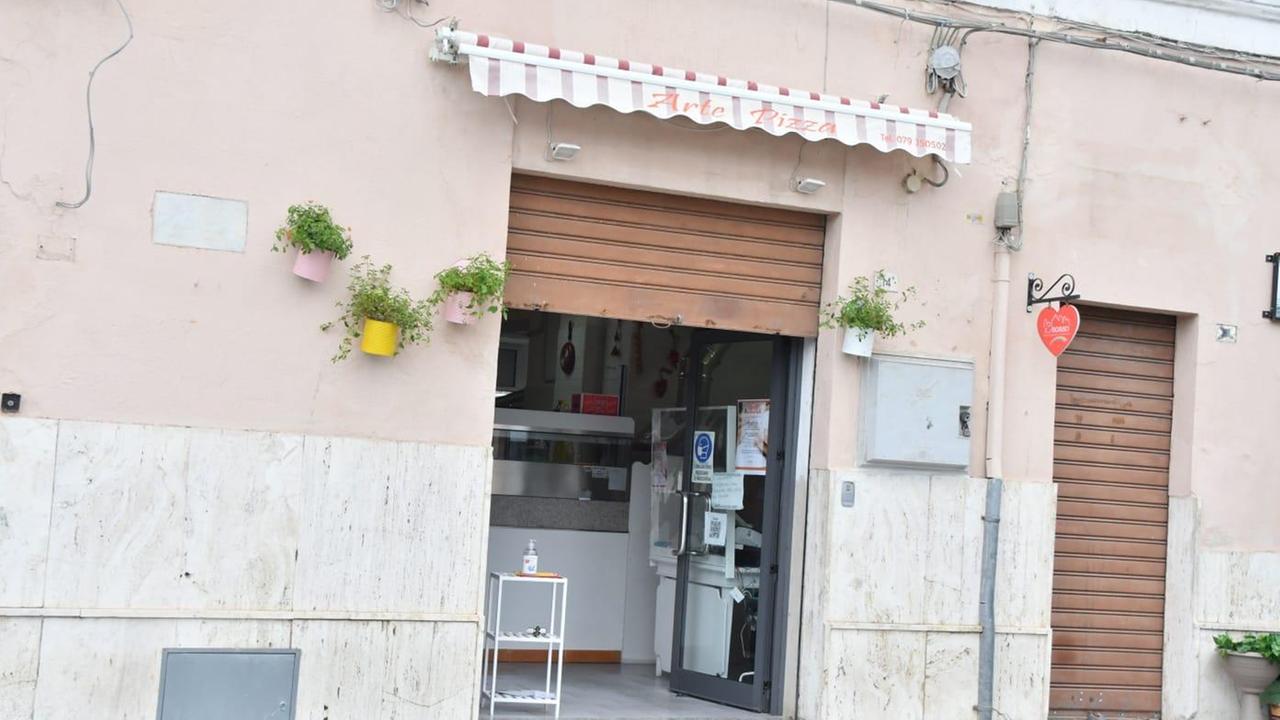 La pizzeria presa di mira a Sorso (foto Mauro Chessa)