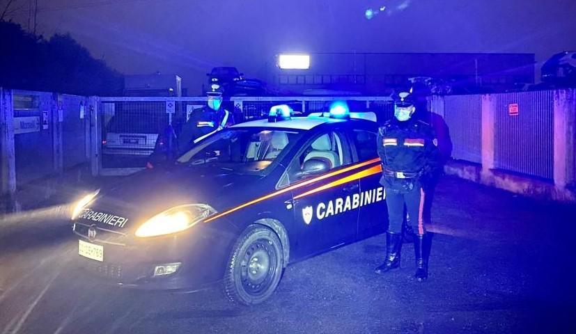 Cento, sorpreso a rubare nell'azienda per cui lavora: denunciato