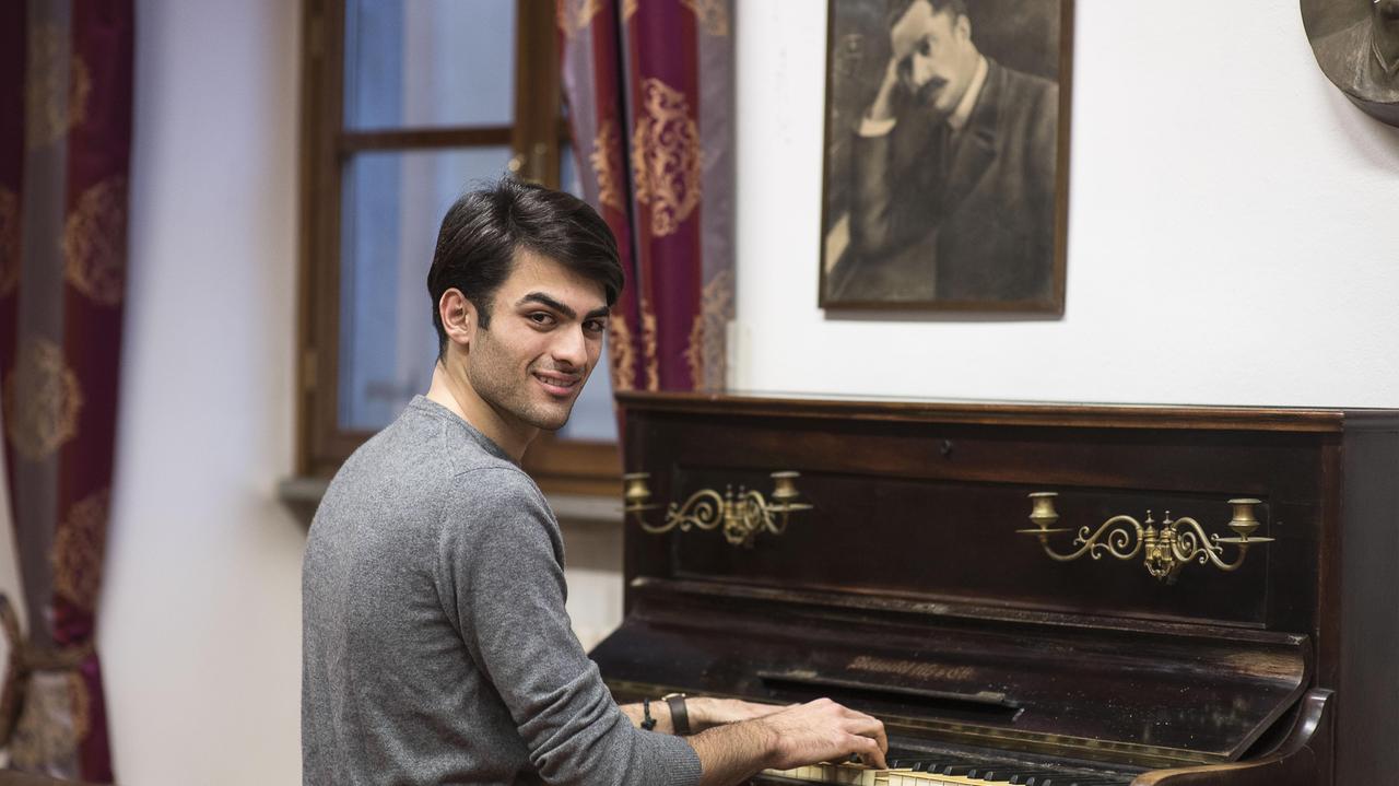 Matteo Bocelli al pianoforte. Esce il singolo "Solo"