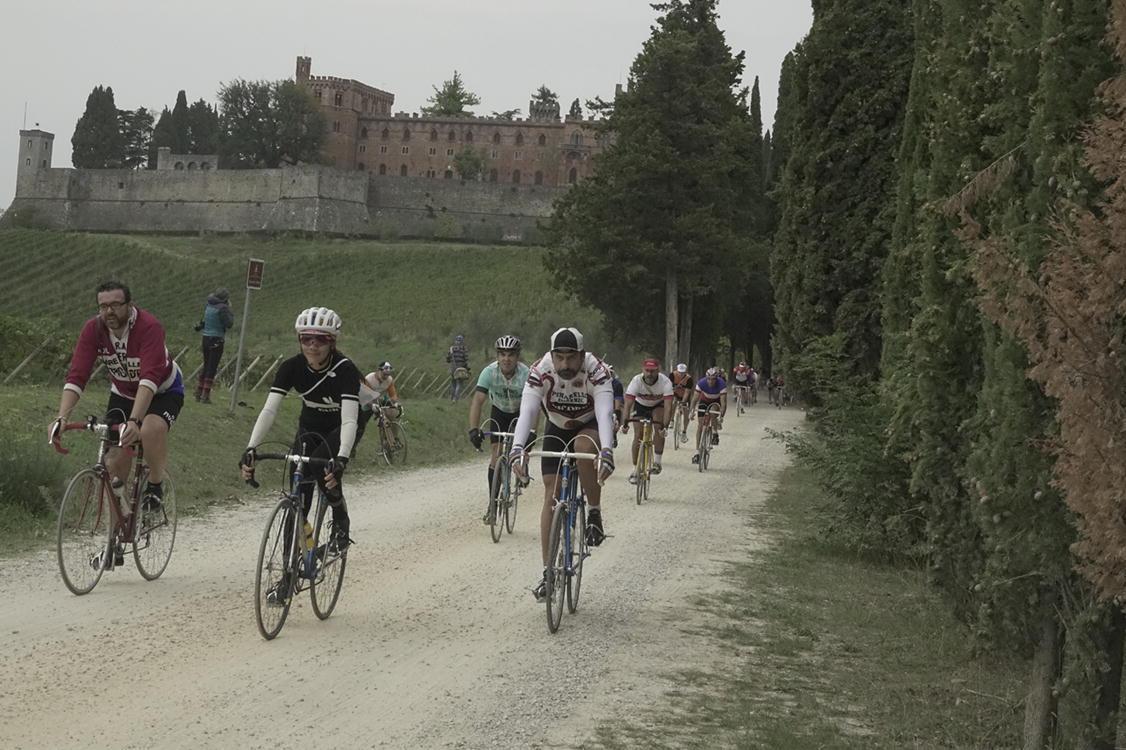 Un’immagine di una precedente edizione dell’Eroica, la corsa ciclistica “d’epoca” sulle strade bianche della provincia di Siena (foto roberto paglianti)