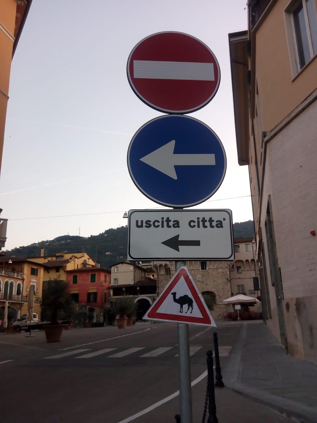 ll cartello apparso nella notte in piazza Carducci