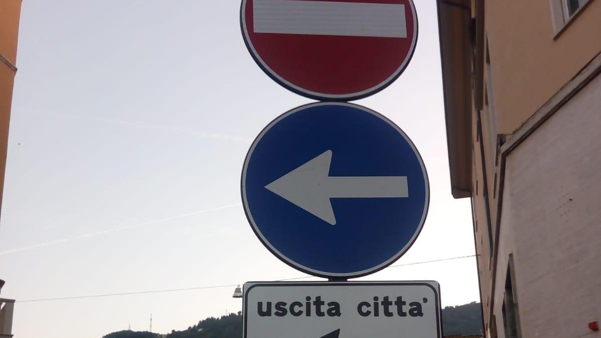 ll cartello apparso nella notte in piazza Carducci