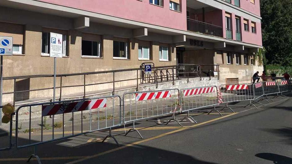 Cornicione crollato, transennato il distretto sanitario: «Andremo a Salviamo ma con i bus è peggio»