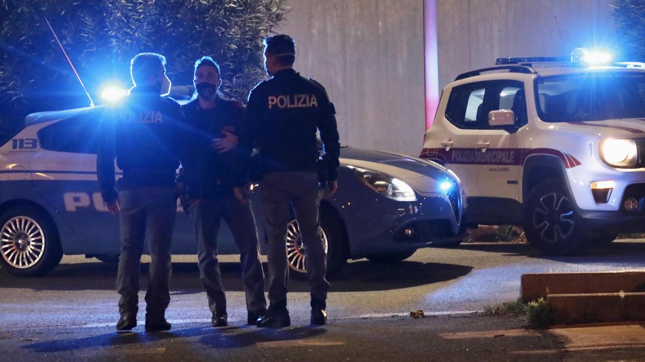 Aggressione in piazza Mazzini: spacca una bottiglia e ferisce il rivale all’addome