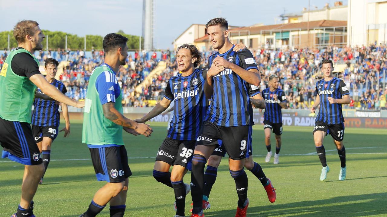 Lorenzo Lucca festeggiato dopo il raddoppio su rigore