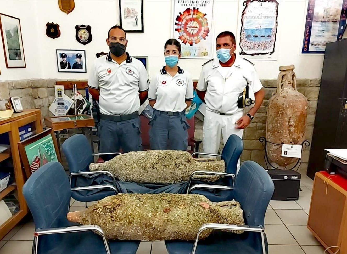 Le anfore recuperate dai militari della guardia costiera a Porto Santo Stefano