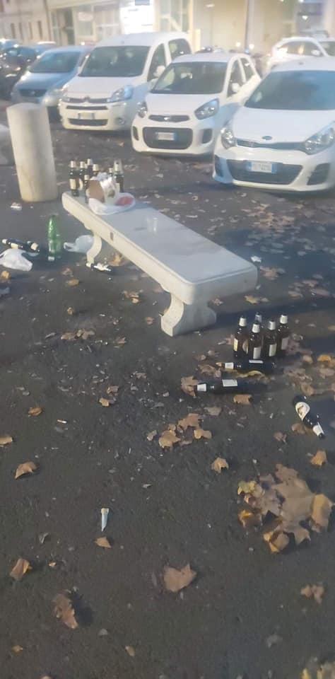 Decine di bottiglie di birra abbandonate in piazza XX: «Noi come via Buontalenti» 